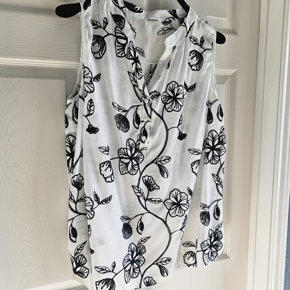NWT Kindred Sleeveless Black and White Embroidered Floral V-Neck Blouse 3X - Picture 5 of 12